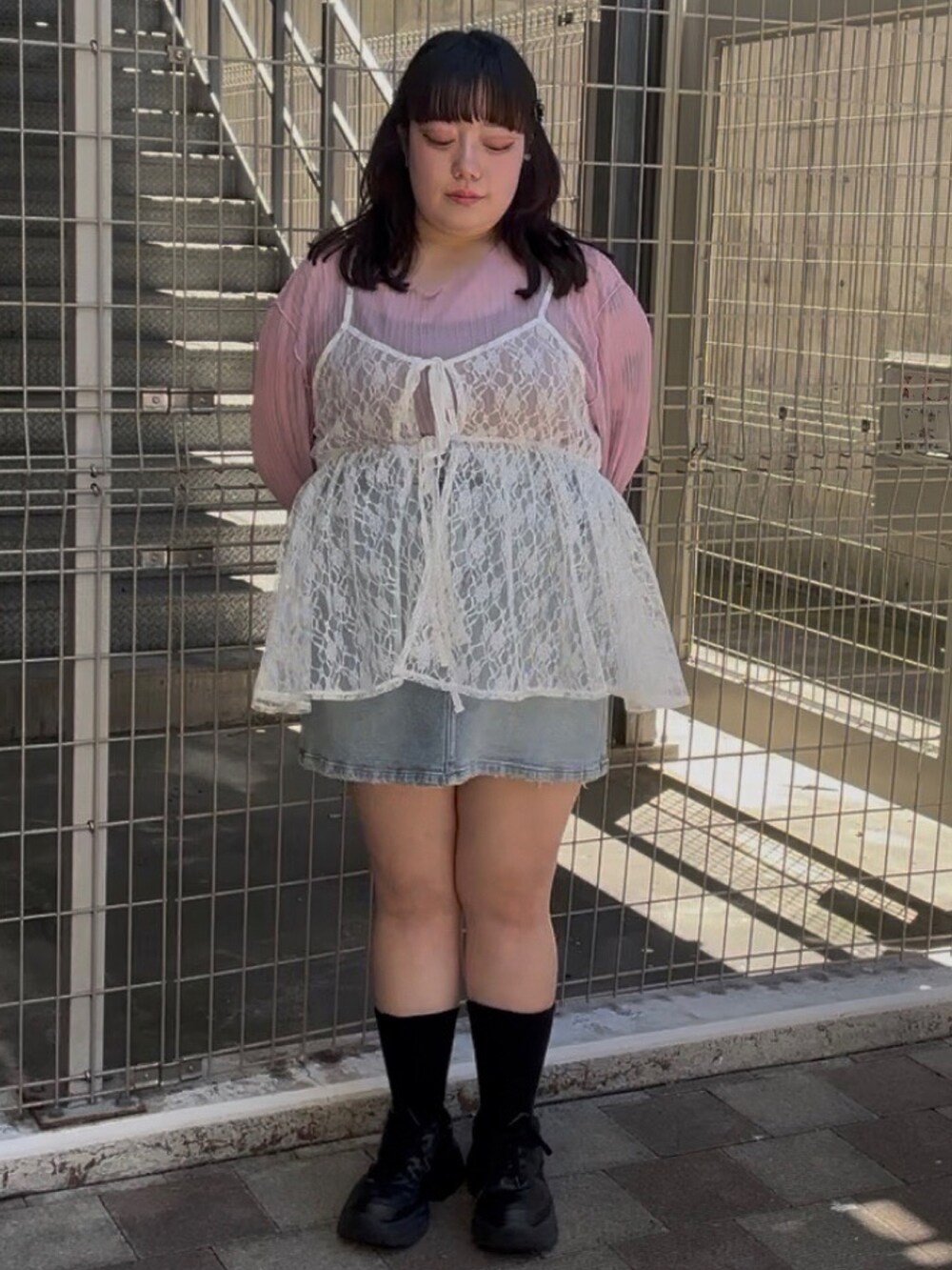 ホワイト系のキャミソール、ピンク系のTシャツ/カットソー、ブルー系のデニムスカートを着用したレディースの夏コーディネートの2枚目の写真