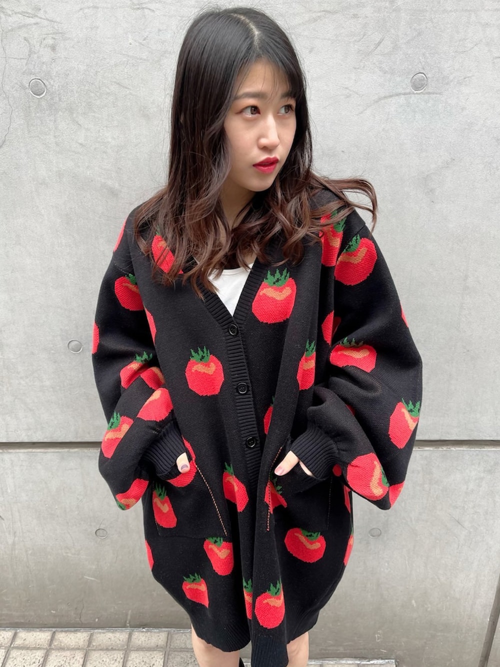 ブラック系のカーディガン/ボレロ、ブラック系のブーツを着用したレディースの冬コーディネートの3枚目の写真