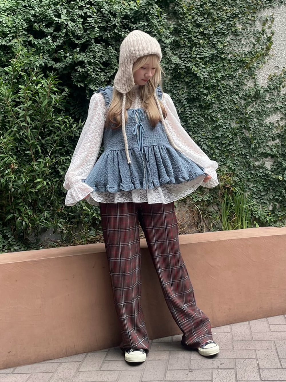 ブラウン系のその他パンツ、ホワイト系のTシャツ/カットソー、ブルー系のベストを着用したレディースの秋コーディネートの2枚目の写真