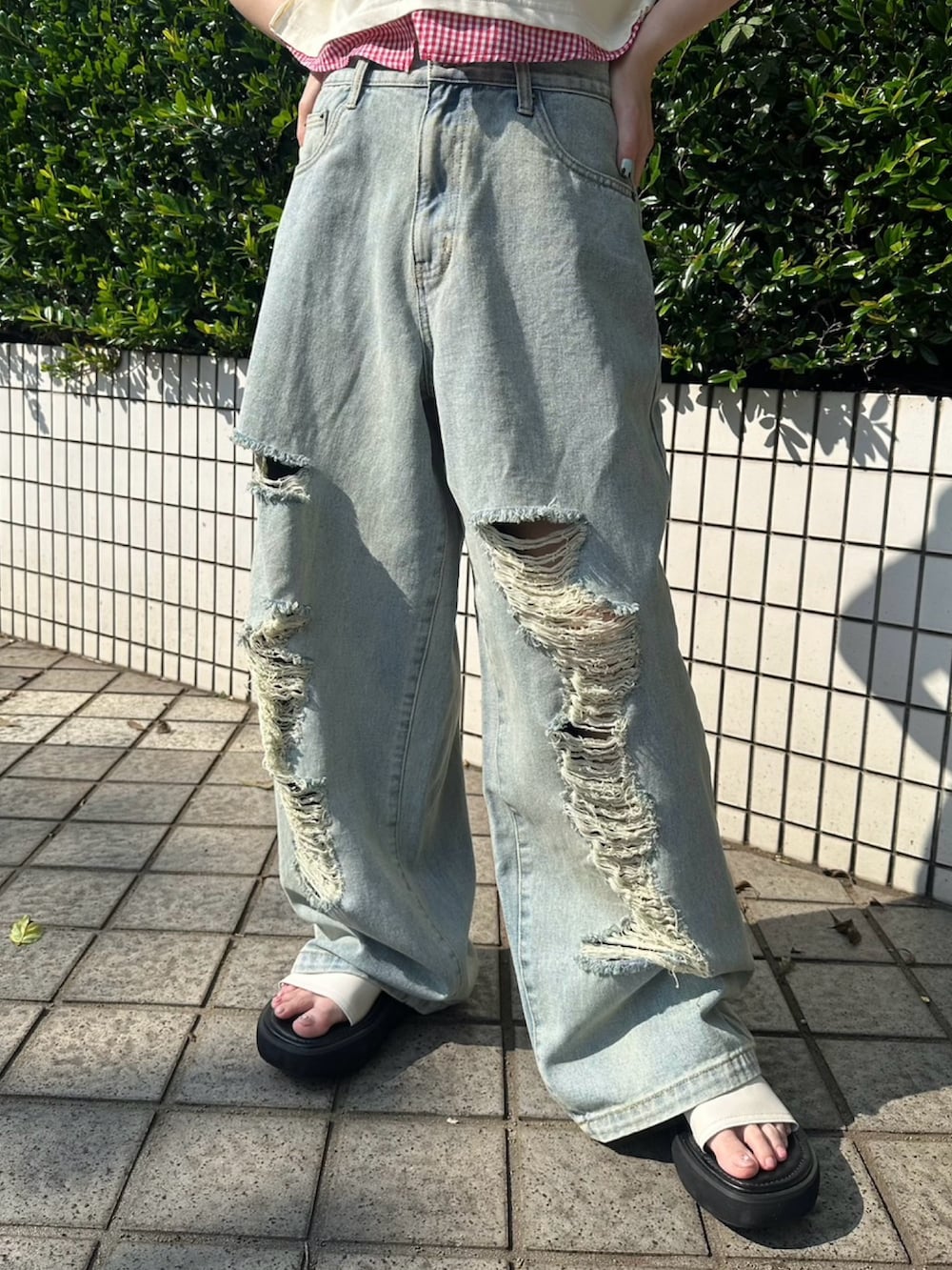 ブルー系のデニムパンツ、ホワイト系のTシャツ/カットソーを着用したレディースの夏コーディネートの7枚目の写真