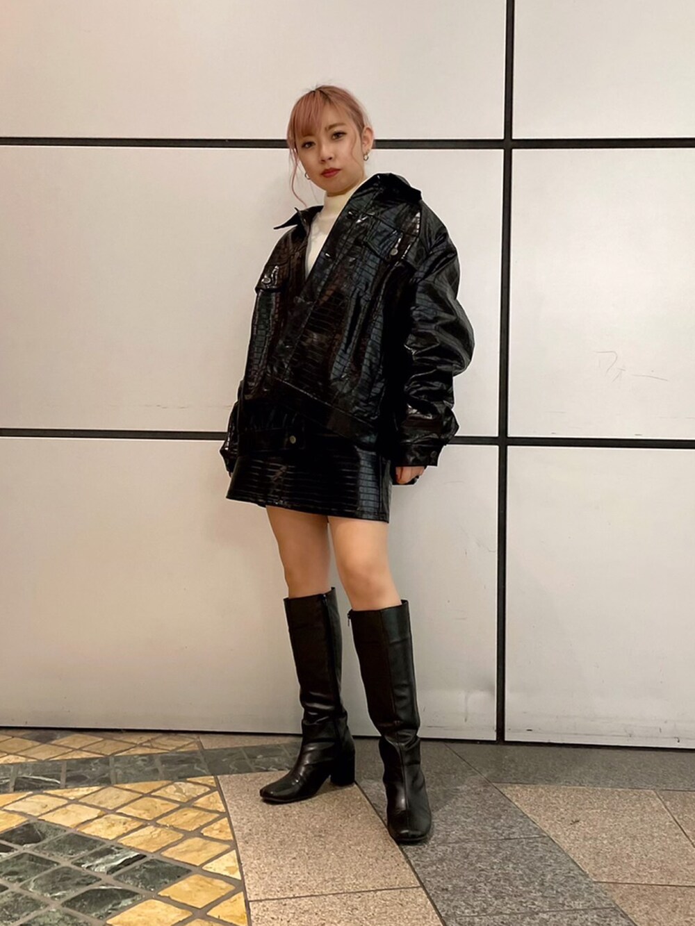 ブラック系のその他アウター、ホワイト系のニット/セーター、ブラック系のスカートを着用したレディースの冬コーディネートの2枚目の写真