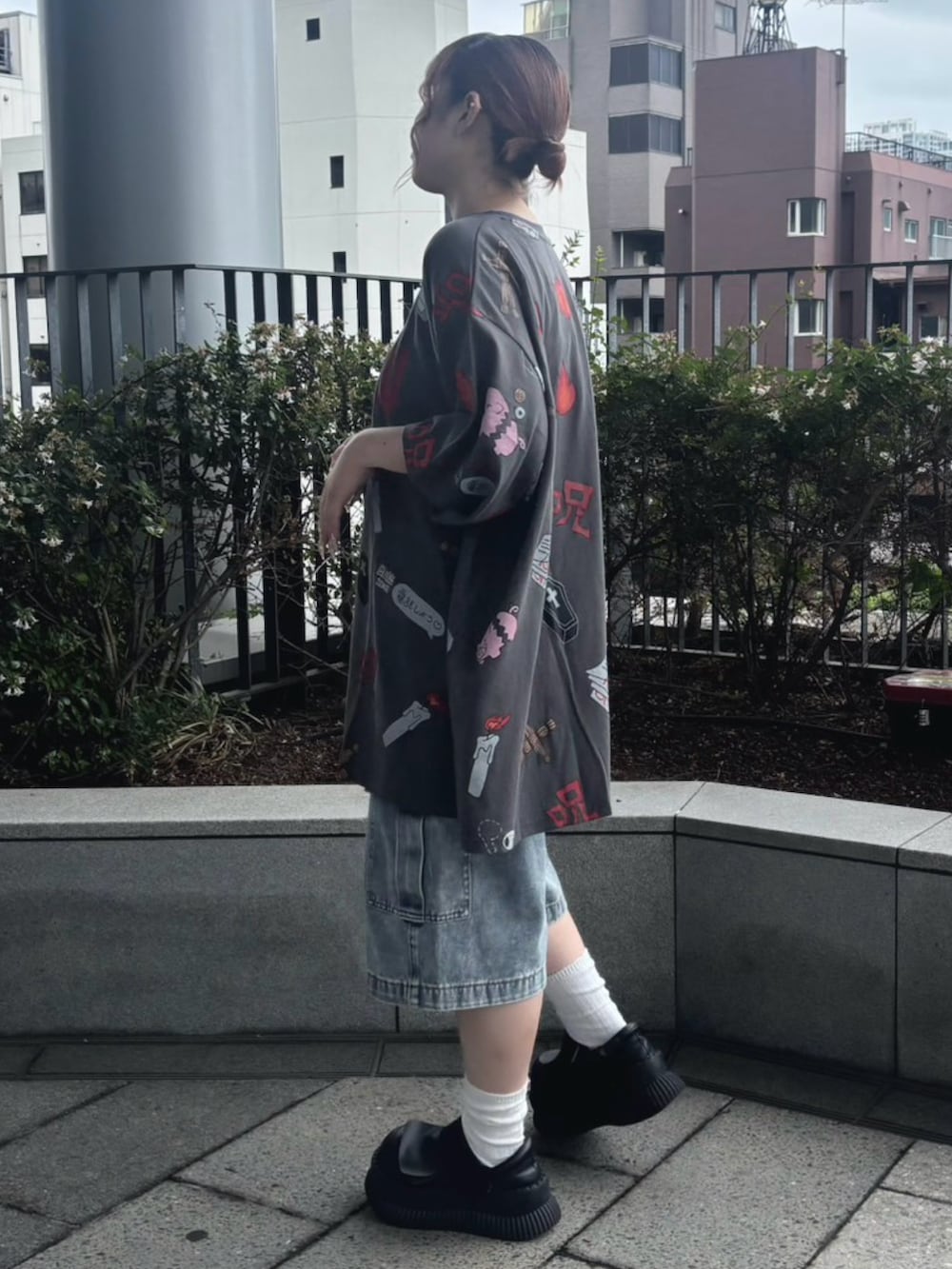 ブラック系のデニムパンツ、ブラック系のTシャツ/カットソーを着用したレディースの夏コーディネートの3枚目の写真