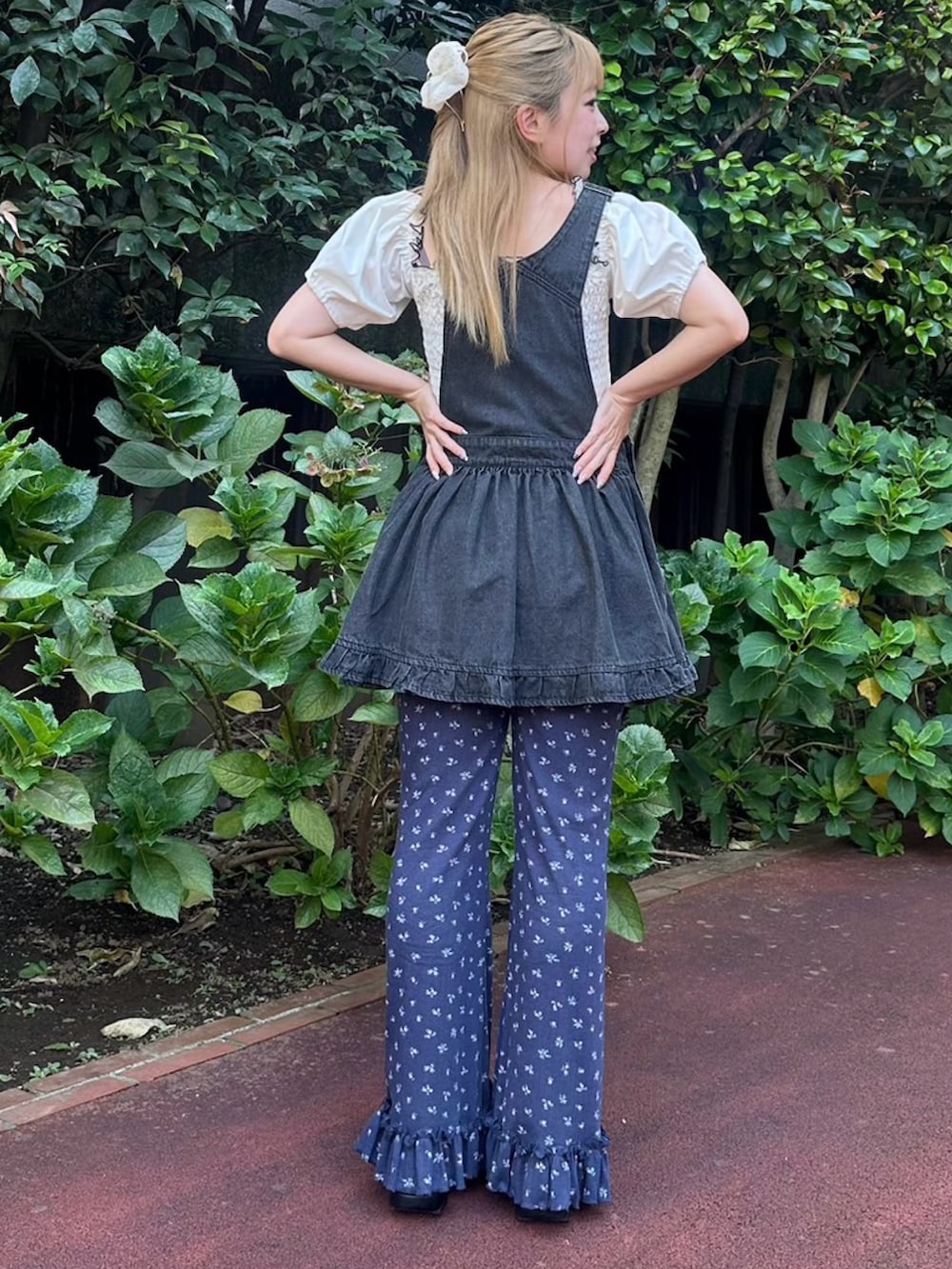 ブルー系のその他パンツ、ブルー系のジャンパースカート、ホワイト系のシャツ/ブラウスを着用したレディースの夏コーディネートの4枚目の写真