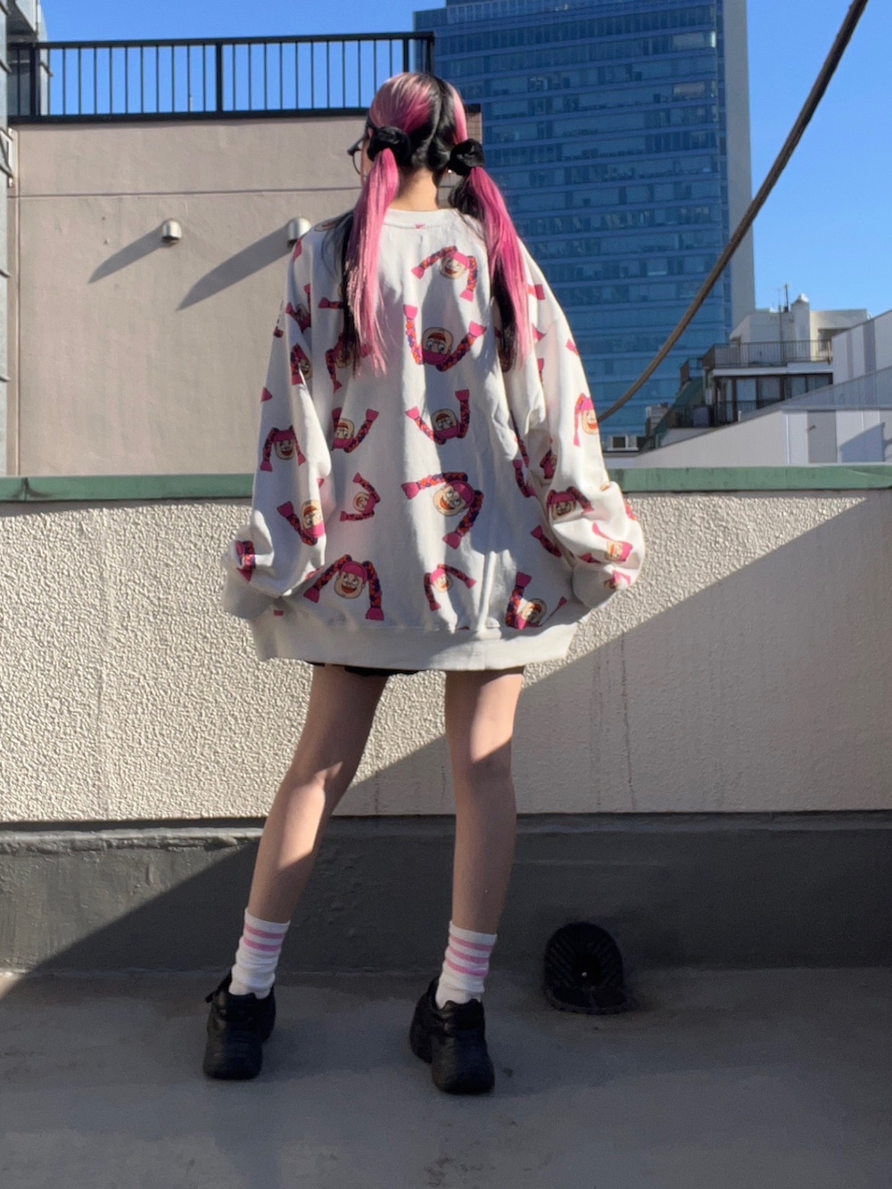 ホワイト系のスウェット、ブラック系のスカートを着用したレディースの冬コーディネートの4枚目の写真