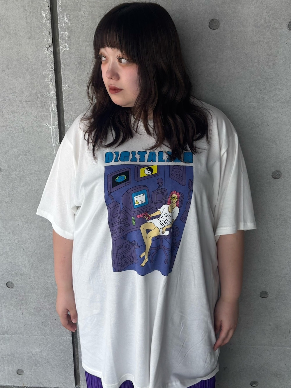 パープル系のその他パンツ、ホワイト系のTシャツ/カットソーを着用したレディースの春コーディネートの5枚目の写真