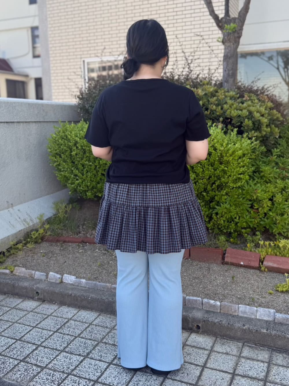 ブルー系のその他パンツ、ブルー系のスカート、ブラック系のTシャツ/カットソーを着用したレディースの春コーディネートの4枚目の写真