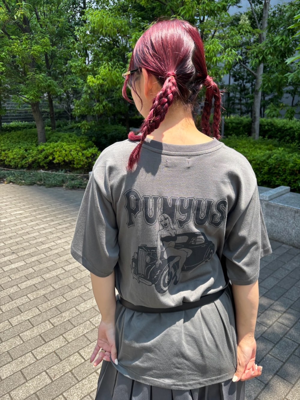 グレー系のスカート、ブラック系のデニムパンツ、ブラック系のTシャツ/カットソーを着用したレディースの夏コーディネートの5枚目の写真