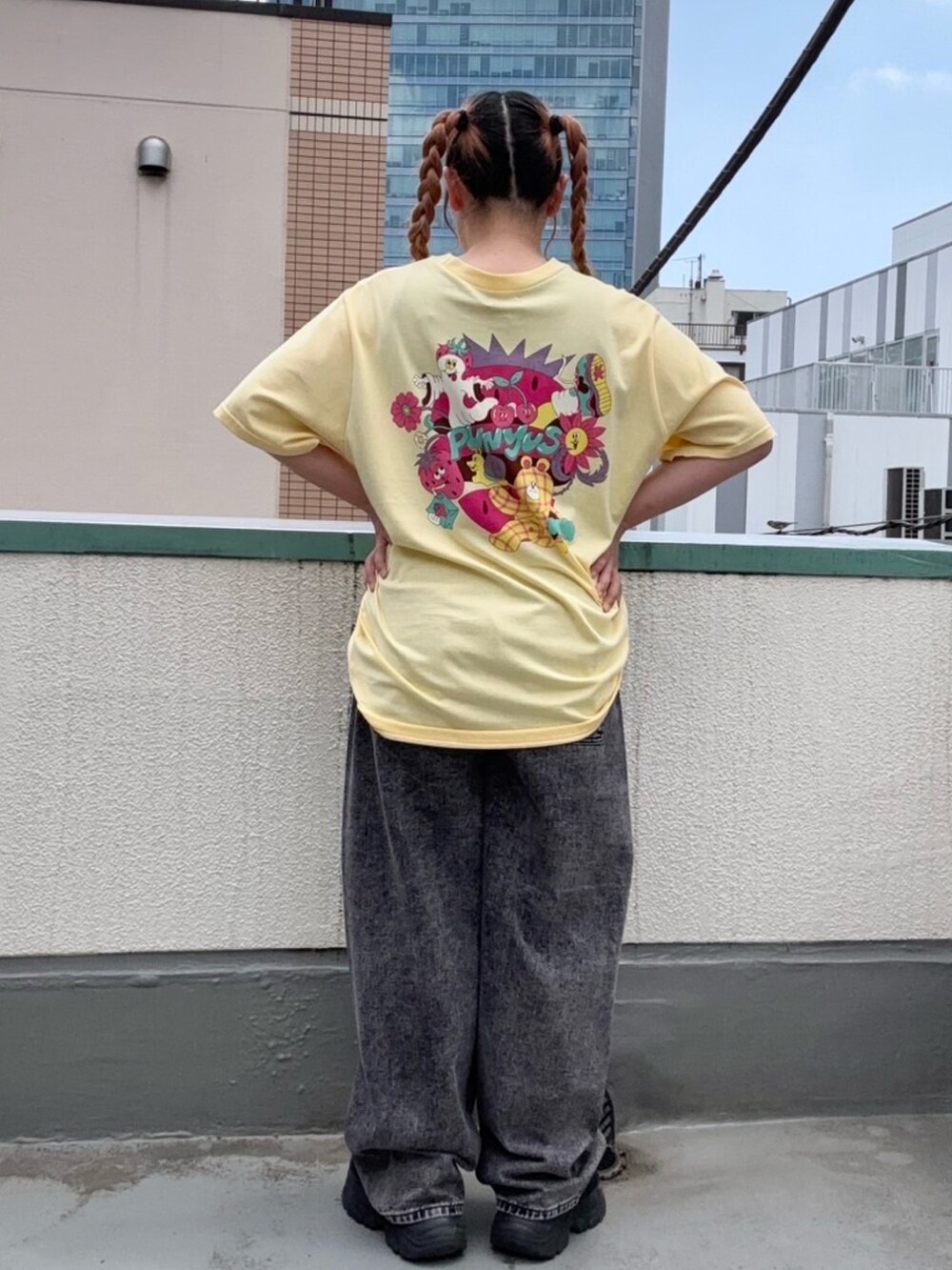 ブラック系のデニムパンツ、イエロー系のTシャツ/カットソーを着用したレディースの夏コーディネートの4枚目の写真