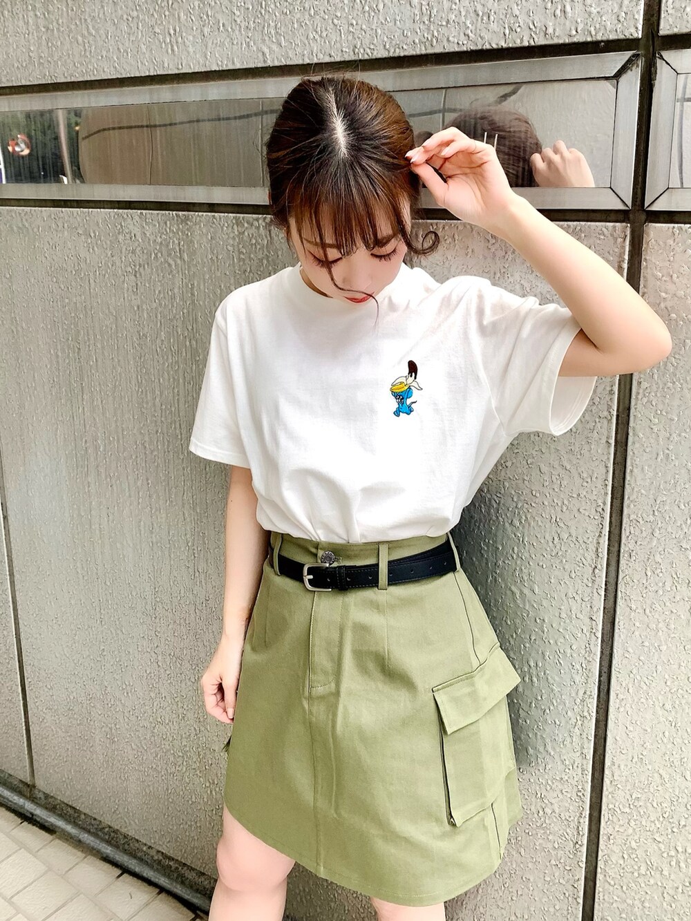 イエロー系のジャージ、ホワイト系のTシャツ/カットソー、ブラック系のスカートを着用したレディースの春コーディネートの3枚目の写真