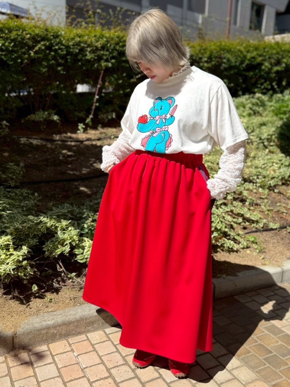 レッド系のスカート、ホワイト系のTシャツ/カットソー、ホワイト系のTシャツ/カットソーを着用したレディースの夏コーディネートの10枚目の写真