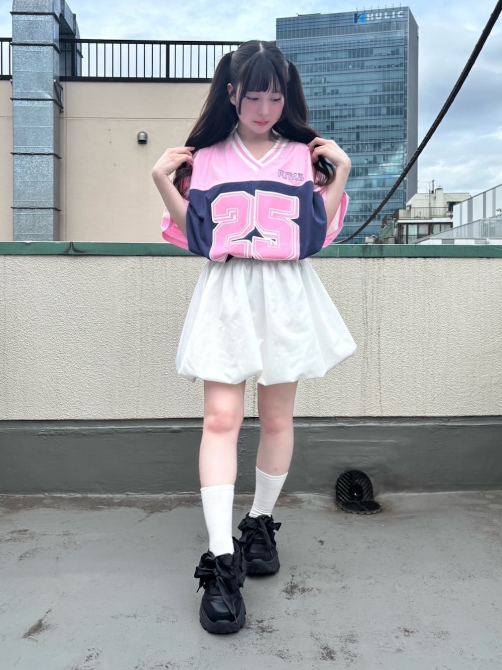 ホワイト系のスカート、ピンク系のTシャツ/カットソーを着用したレディースの夏コーディネートの2枚目の写真