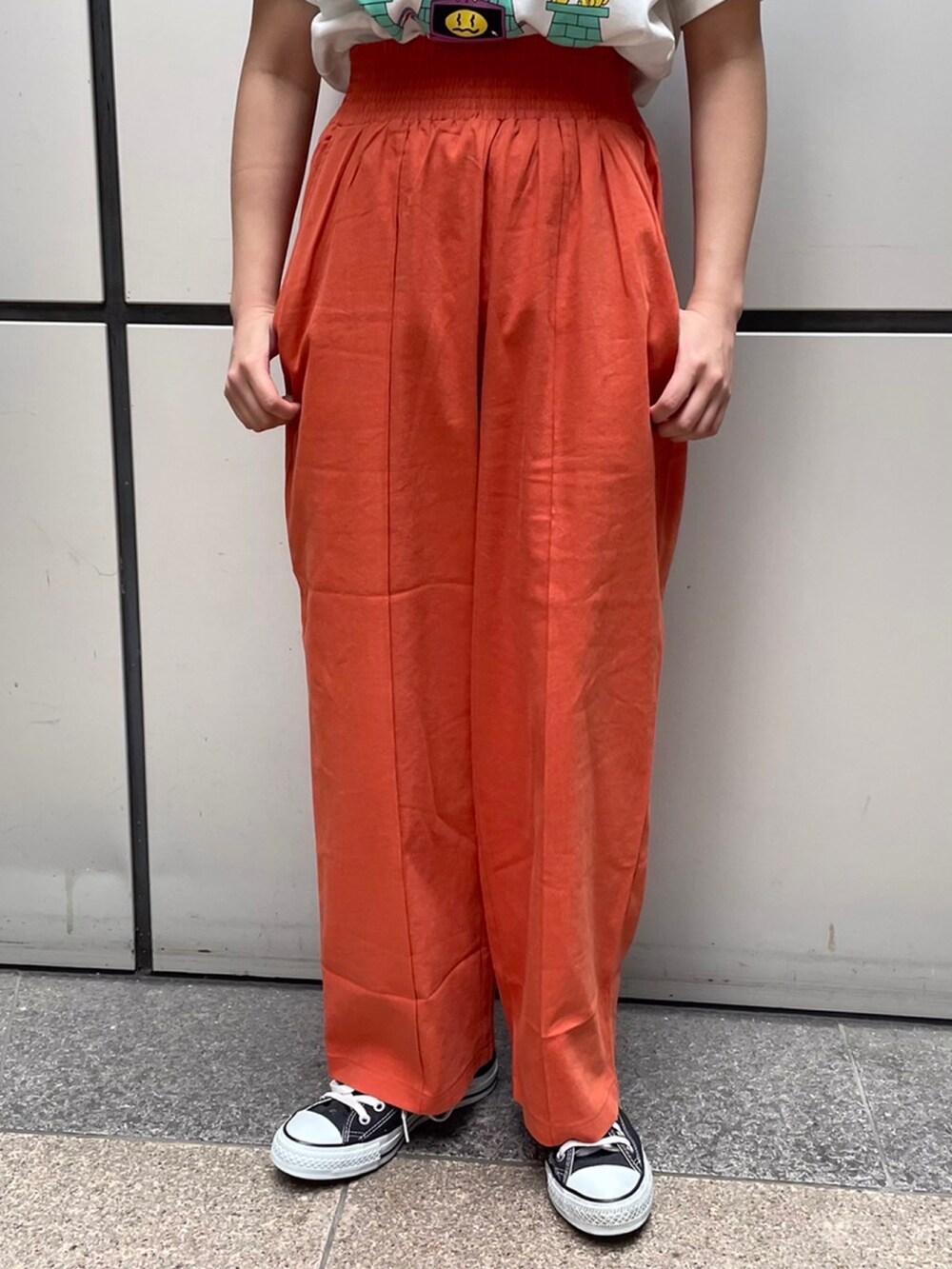 ホワイト系のTシャツ/カットソー、オレンジ系のその他パンツを着用したレディースの春コーディネートの2枚目の写真