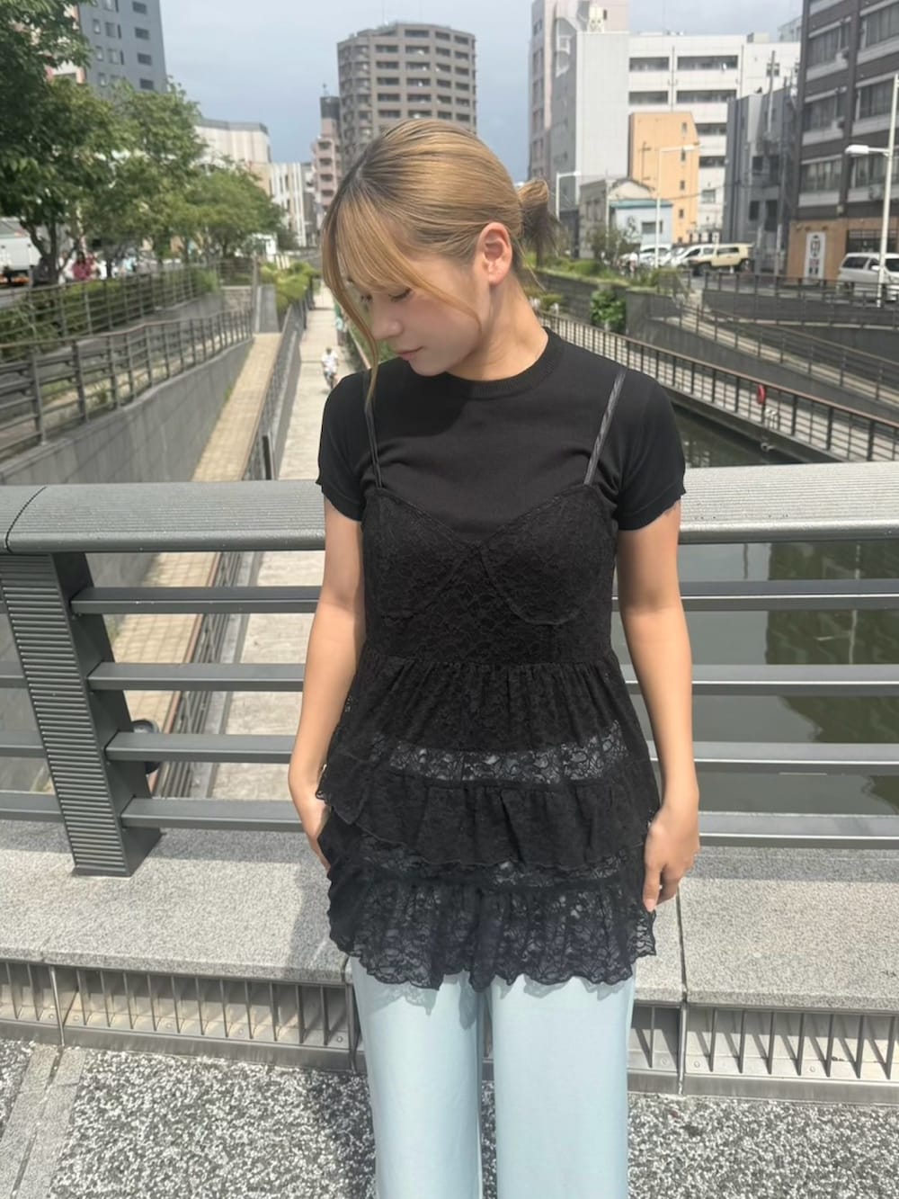 ブルー系のその他パンツ、ブラック系のワンピース、ブラック系のニット/セーターを着用したレディースの夏コーディネートの4枚目の写真