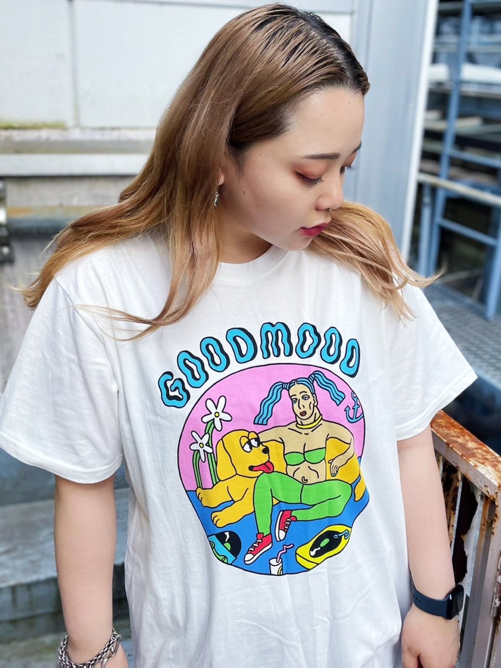 ブラック系のサンダル、ホワイト系のワンピース、ブルー系のその他パンツを着用したレディースの夏コーディネートの2枚目の写真