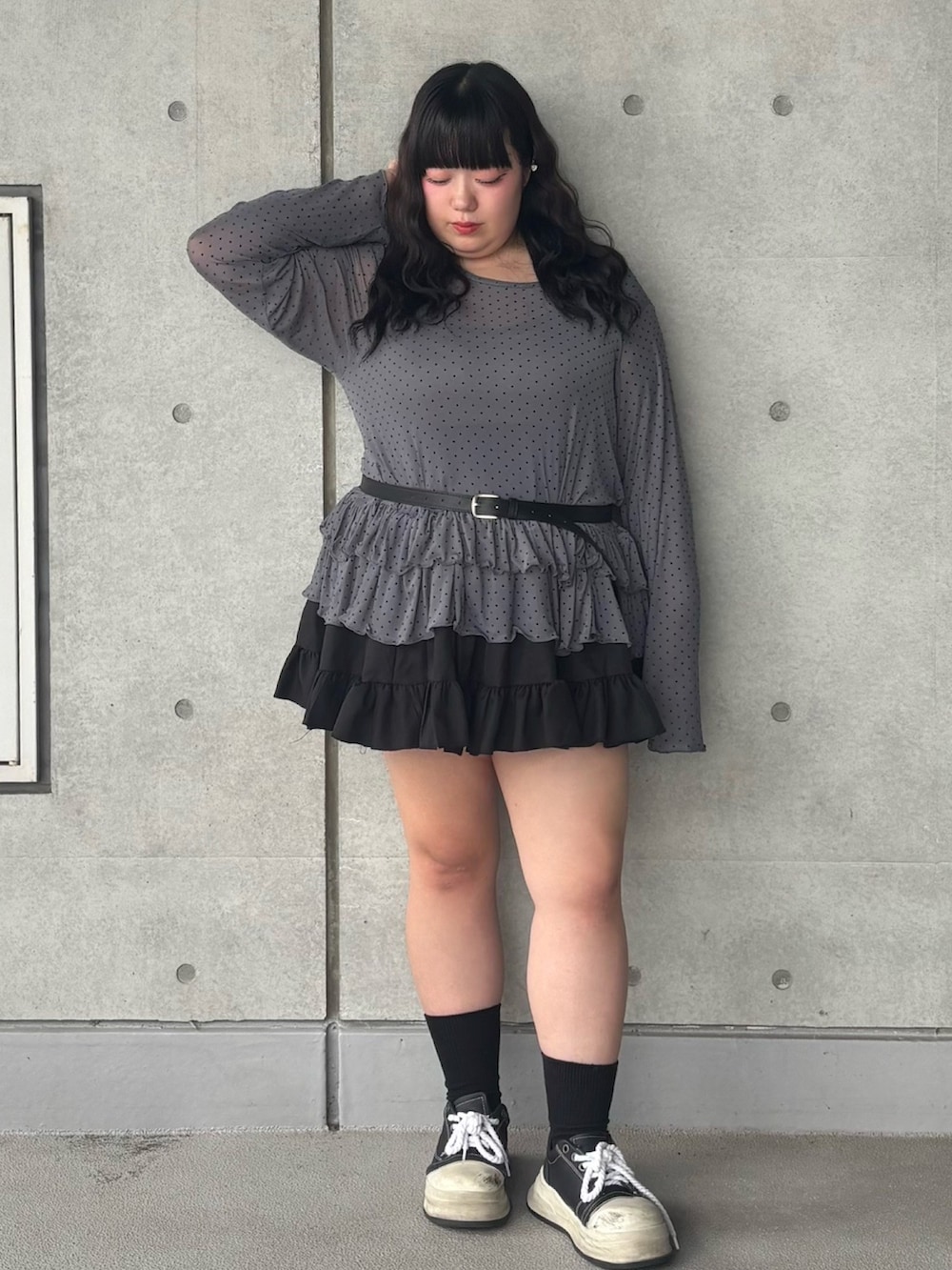 グレー系のTシャツ/カットソー、ブラック系のスカート、ブラック系のベルトを着用したレディースの夏コーディネートの2枚目の写真