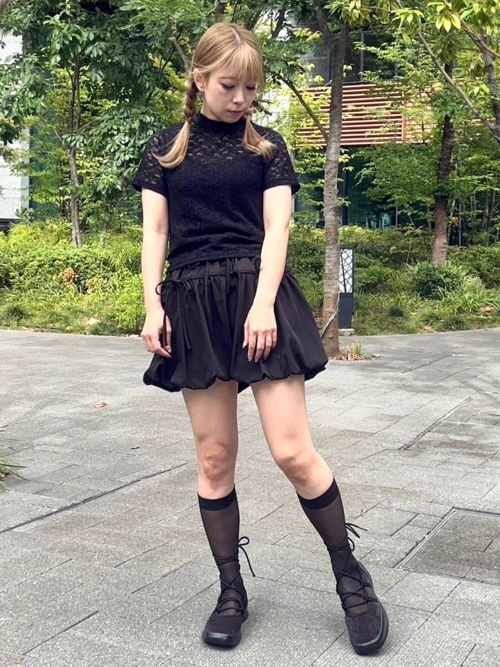 ブラック系のスカート、ブラック系のTシャツ/カットソーを着用したレディースの夏コーディネートの3枚目の写真