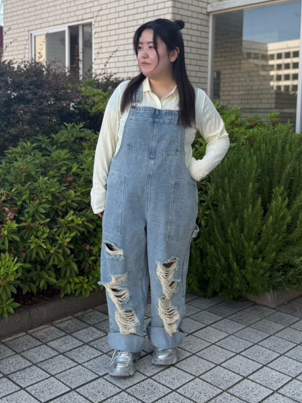 ブルー系のサロペット/オーバーオール、イエロー系のカーディガン/ボレロを着用したレディースの春コーディネートの3枚目の写真