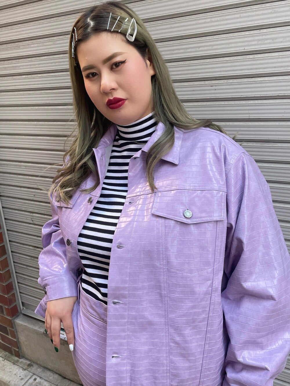 ホワイト系のTシャツ/カットソー、パープル系のその他アウター、ブラック系のその他パンツを着用したレディースの冬コーディネートの2枚目の写真