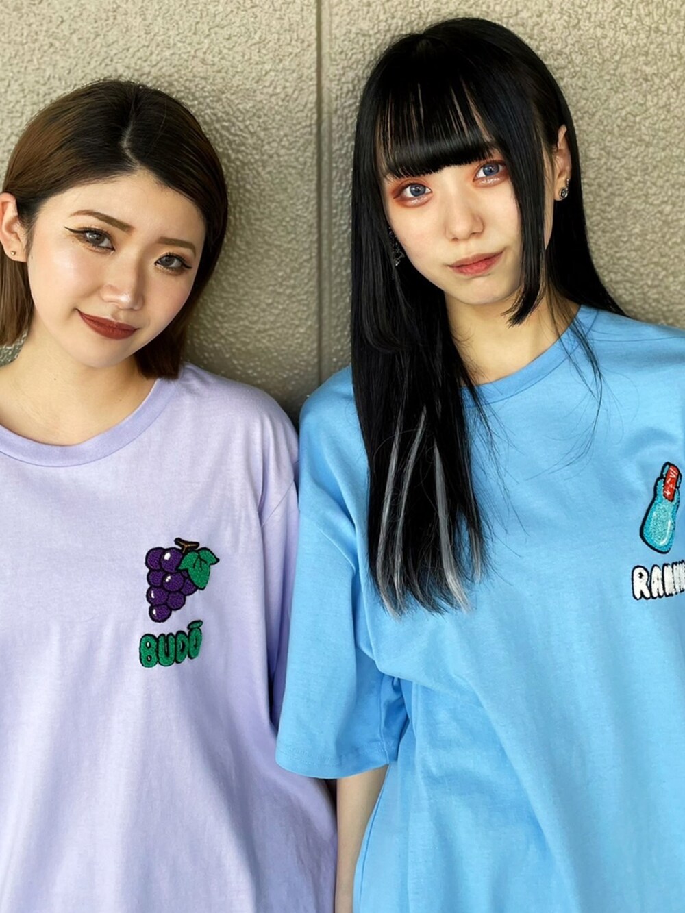 ブルー系のTシャツ/カットソー、パープル系のTシャツ/カットソーを着用したレディースの春コーディネートの2枚目の写真