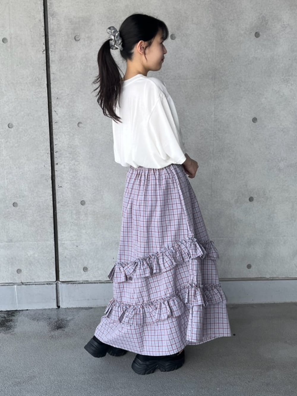 ブルー系のスカート、ホワイト系のTシャツ/カットソーを着用したレディースの夏コーディネートの5枚目の写真