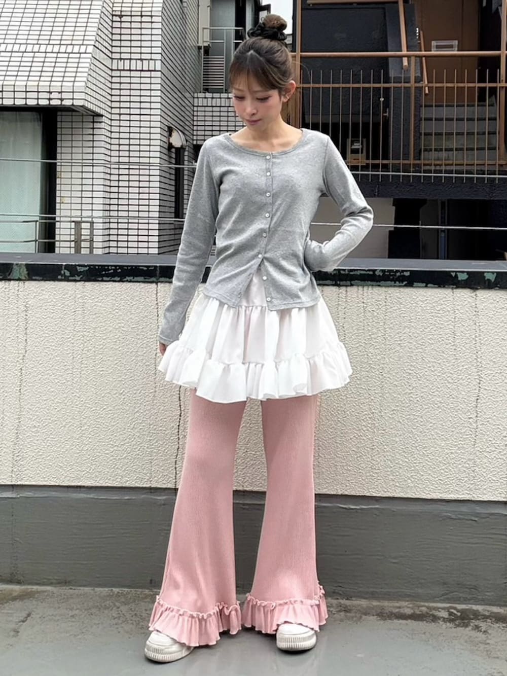 ホワイト系のスカート、ピンク系のその他パンツ、グレー系のカーディガン/ボレロを着用したレディースの春コーディネートの2枚目の写真
