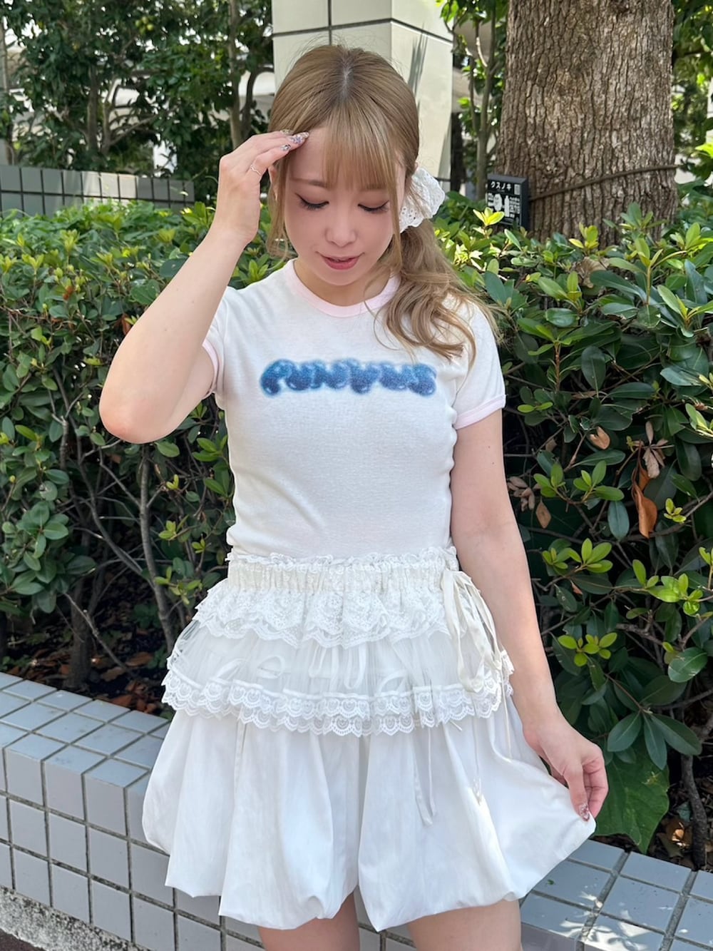 ホワイト系のスカート、ホワイト系のスカート、ホワイト系のTシャツ/カットソーを着用したレディースの夏コーディネートの5枚目の写真