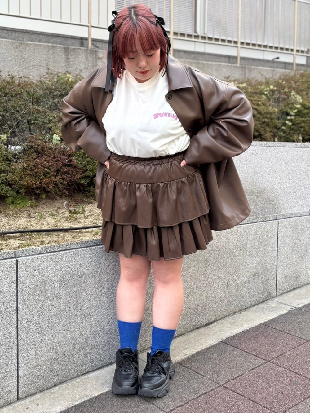 ホワイト系のTシャツ/カットソー、ブラウン系のブルゾン、ブラウン系のスカートを着用したメンズの冬コーディネートの2枚目の写真