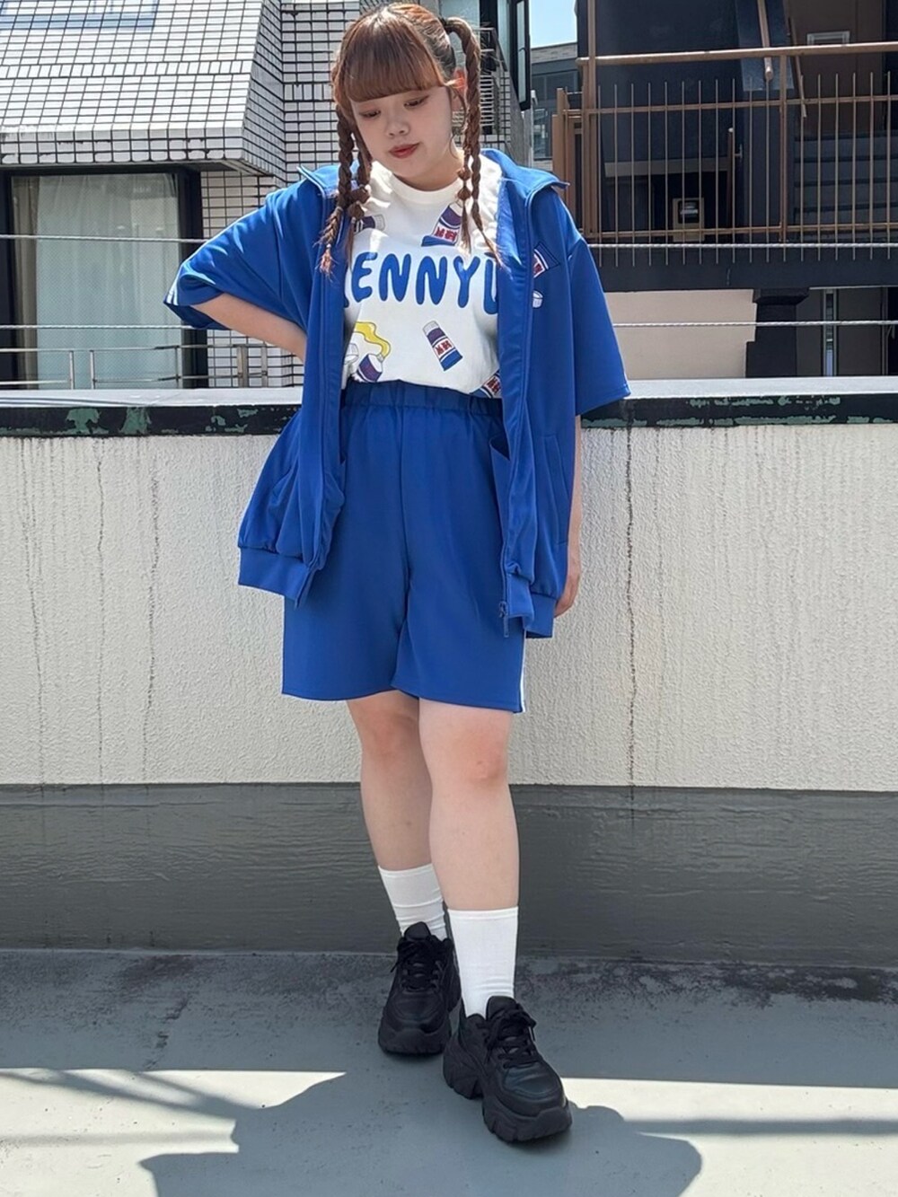 ブルー系のその他パンツ、ブルー系のジャージ、ブルー系のTシャツ/カットソーを着用したレディースの夏コーディネートの2枚目の写真