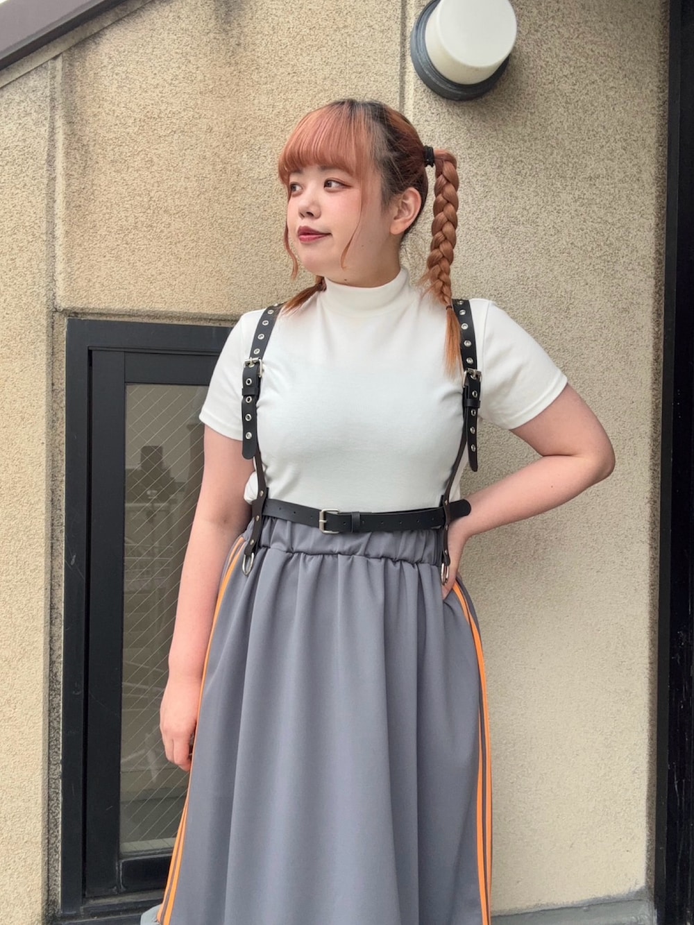 グレー系のスカート、ホワイト系のTシャツ/カットソー、ブラック系のベルトを着用したレディースの春コーディネートの3枚目の写真