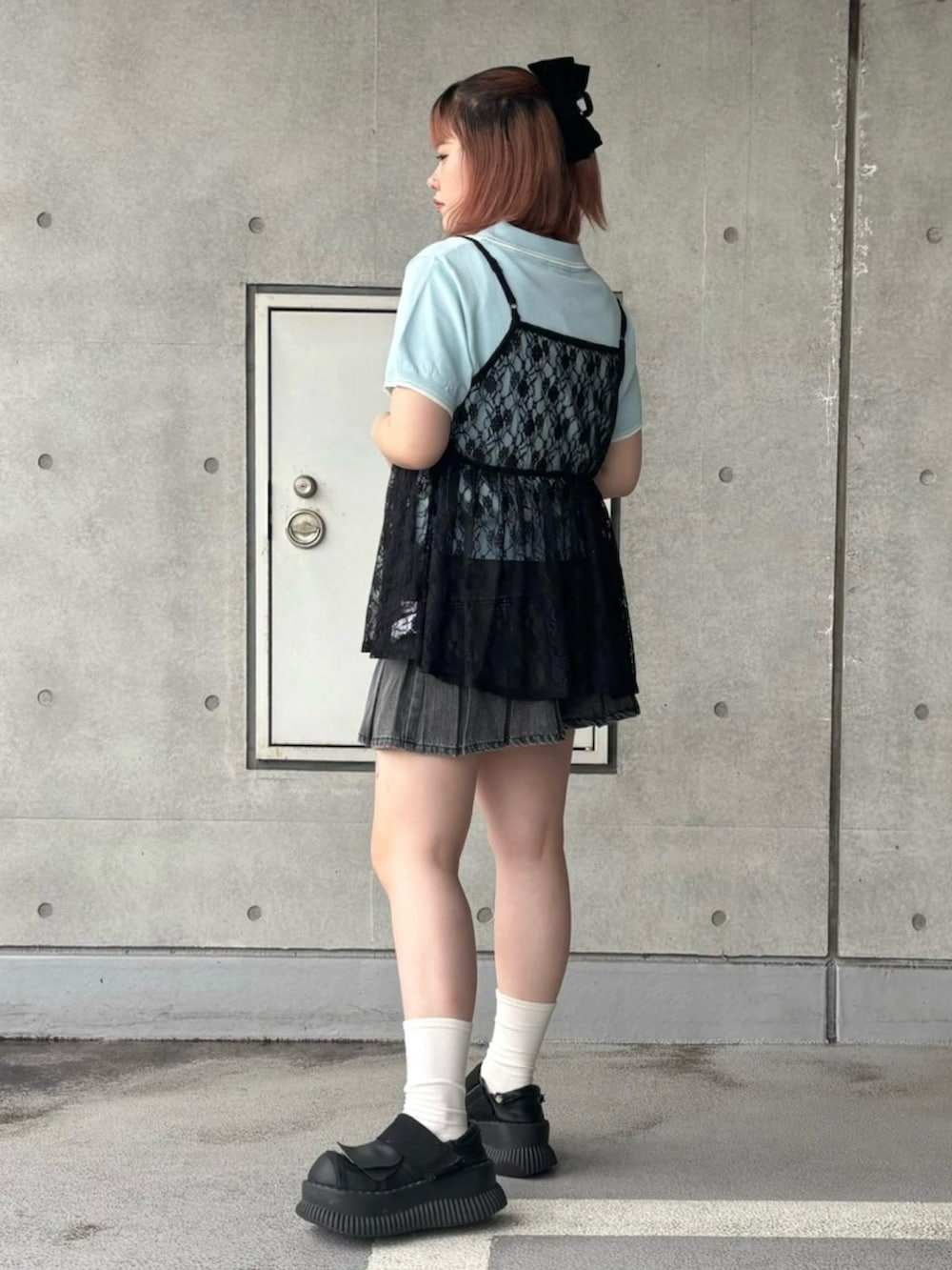 ブルー系のポロシャツ、ブラック系のワンピース、ブラック系のデニムスカートを着用したレディースの夏コーディネートの4枚目の写真