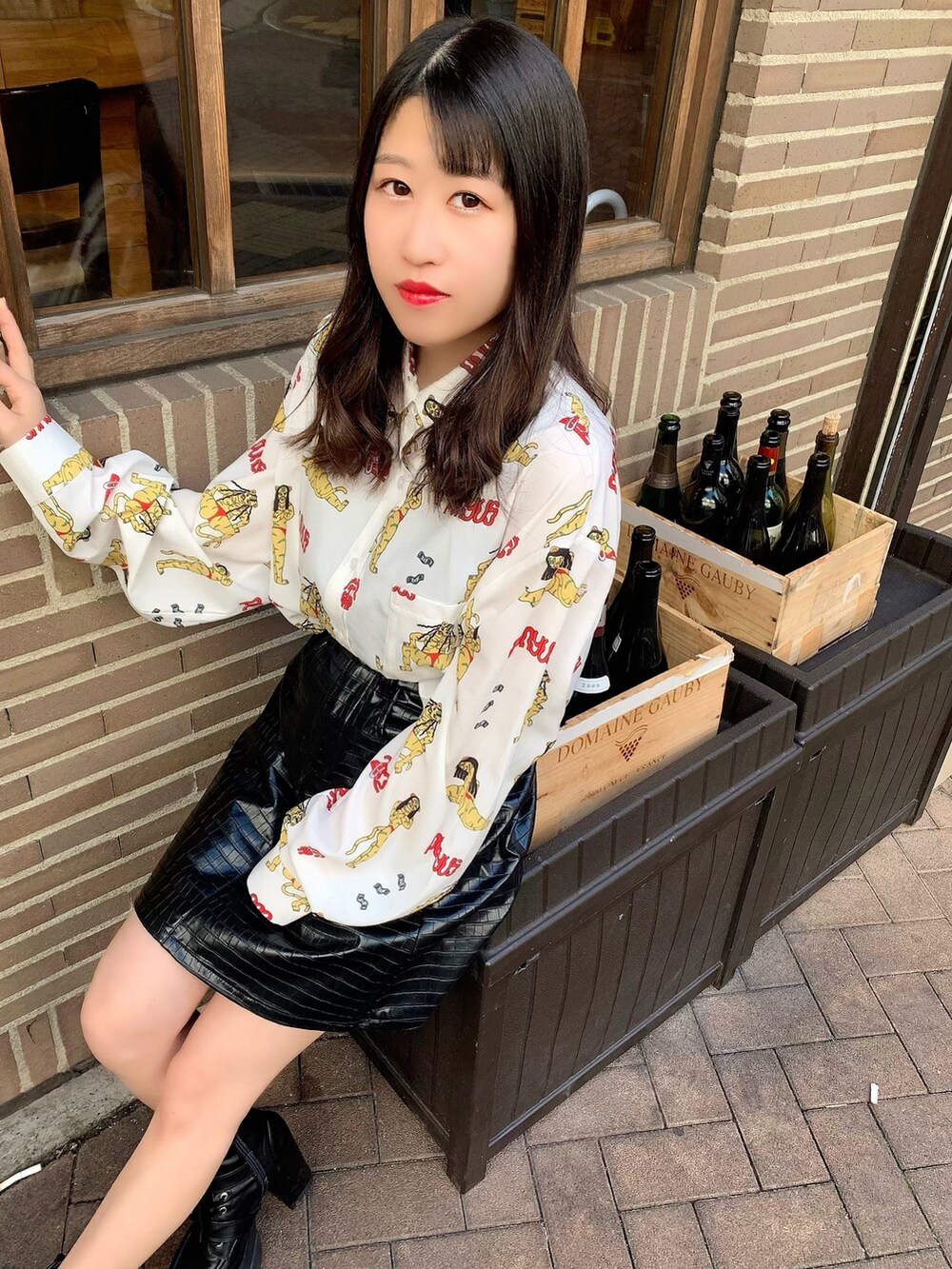 ブラック系のスカート、ホワイト系のシャツ/ブラウスを着用したレディースの冬コーディネートの4枚目の写真