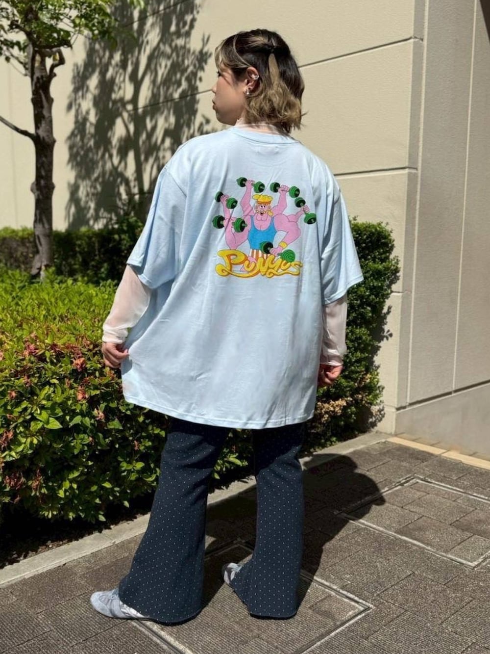 ブルー系のデニムパンツ、ブルー系のTシャツ/カットソー、ホワイト系のTシャツ/カットソーを着用したレディースの春コーディネートの3枚目の写真