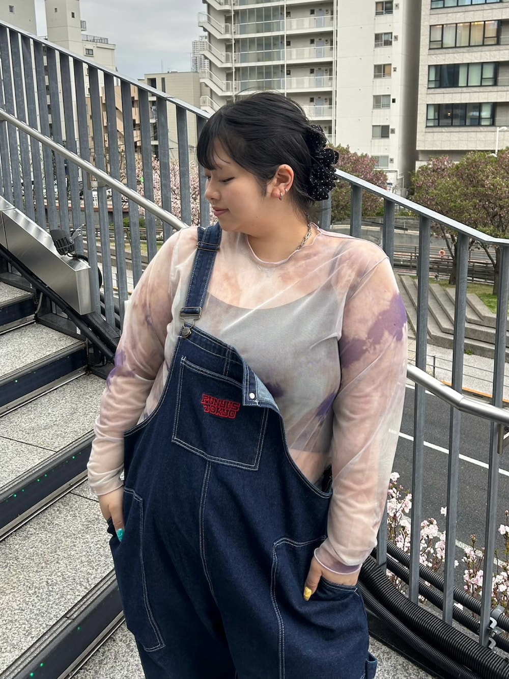 ブルー系のサロペット/オーバーオール、パープル系のTシャツ/カットソーを着用したレディースの春コーディネートの3枚目の写真