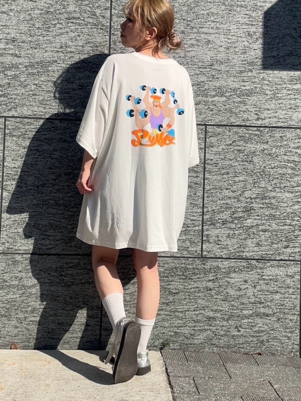 グレー系のナイロンジャケット、ホワイト系のTシャツ/カットソーを着用したレディースの春コーディネートの4枚目の写真