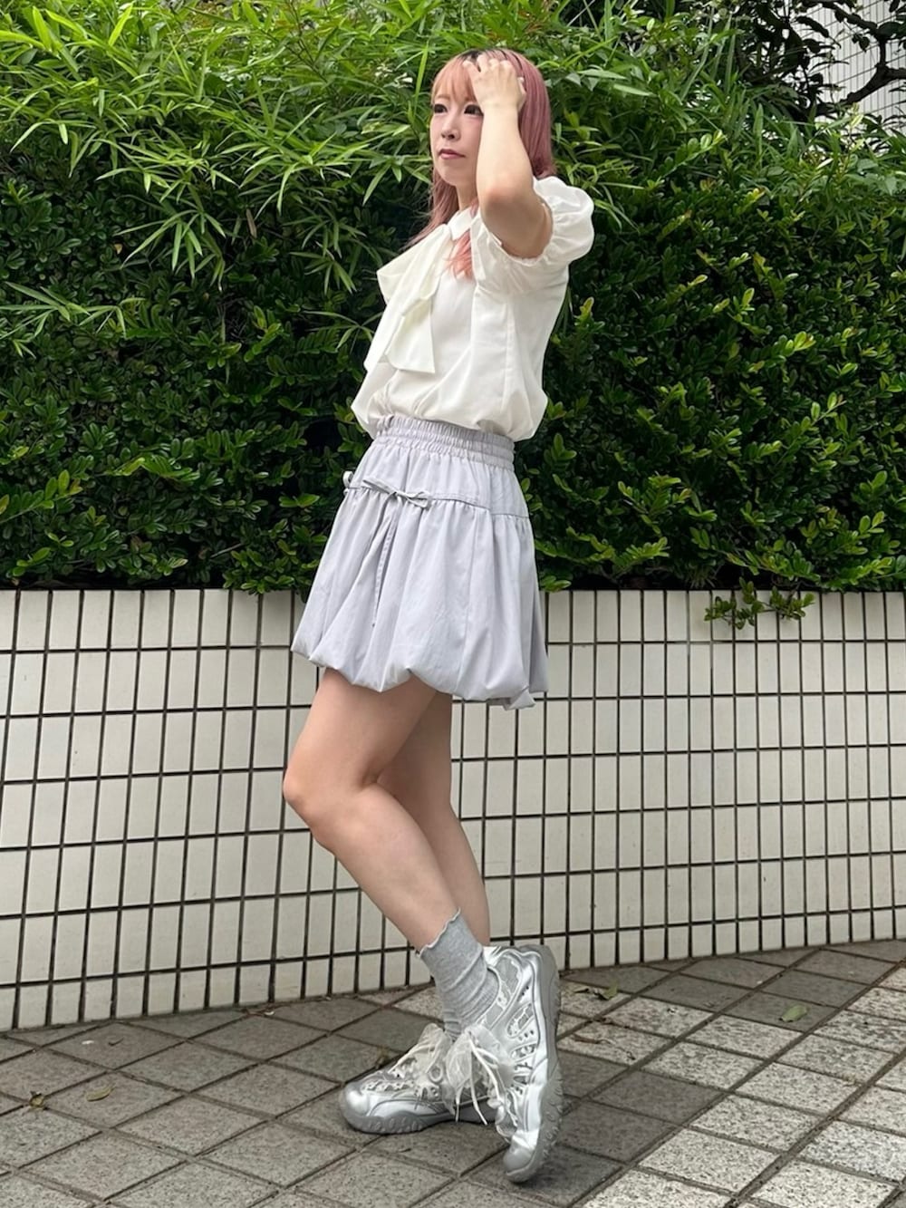 ホワイト系のシャツ/ブラウス、グレー系のスカートを着用したレディースの夏コーディネートの4枚目の写真