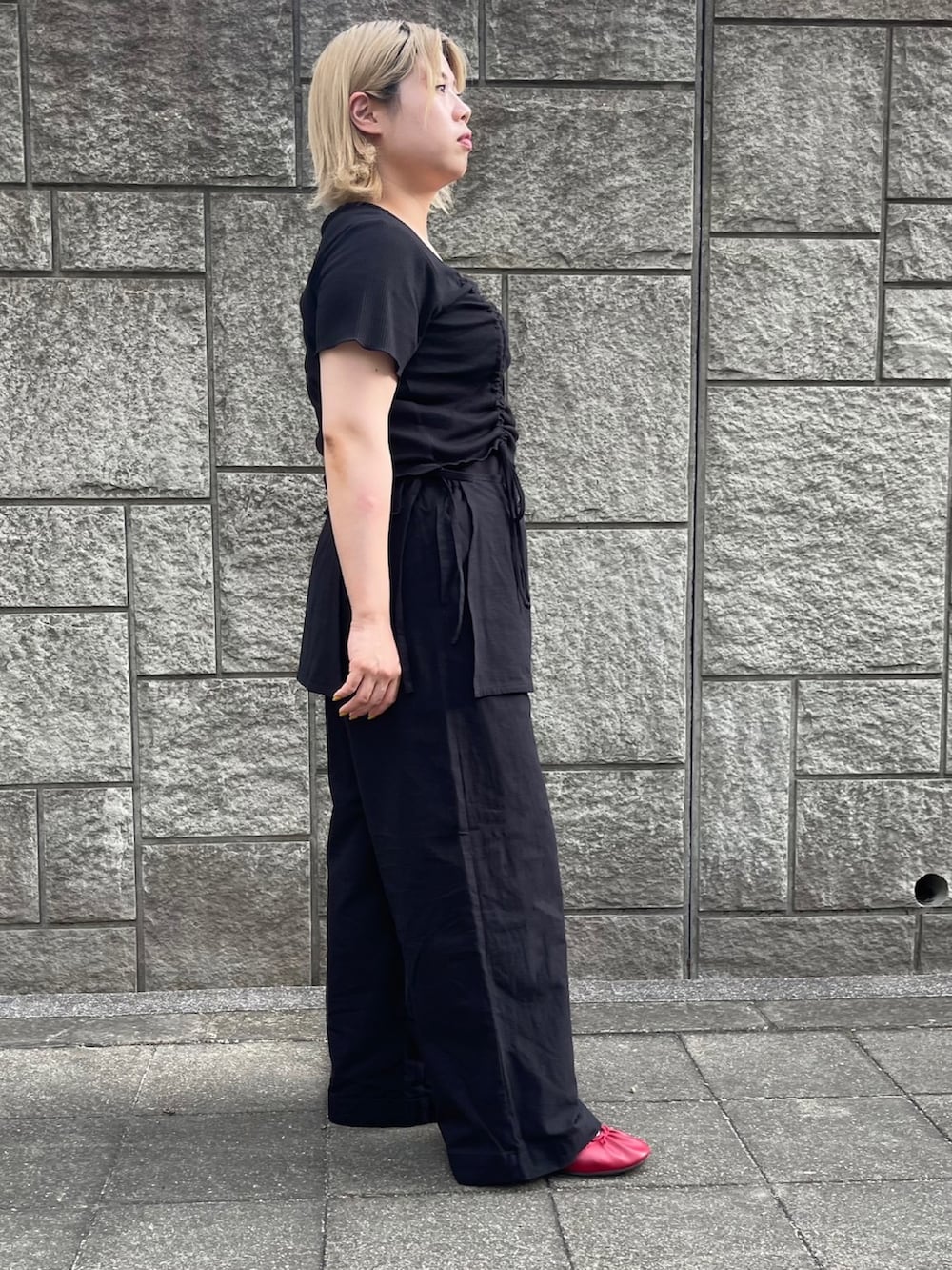 ブラック系のその他パンツ、ブラック系のTシャツ/カットソーを着用したレディースの夏コーディネートの4枚目の写真