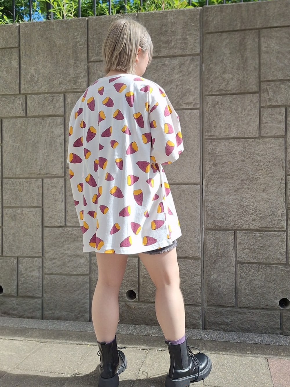 パープル系のTシャツ/カットソー、ブラック系のデニムパンツを着用したレディースの夏コーディネートの4枚目の写真
