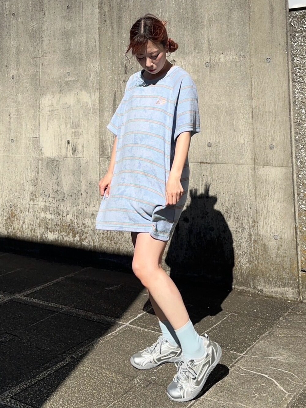 ブルー系のTシャツ/カットソー、ブルー系のデニムパンツを着用したレディースの夏コーディネートの3枚目の写真