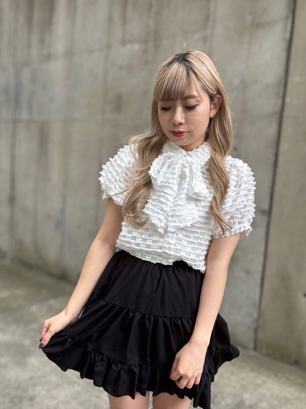 ホワイト系のシャツ/ブラウス、ブラック系のスカートを着用したレディースの夏コーディネートの2枚目の写真