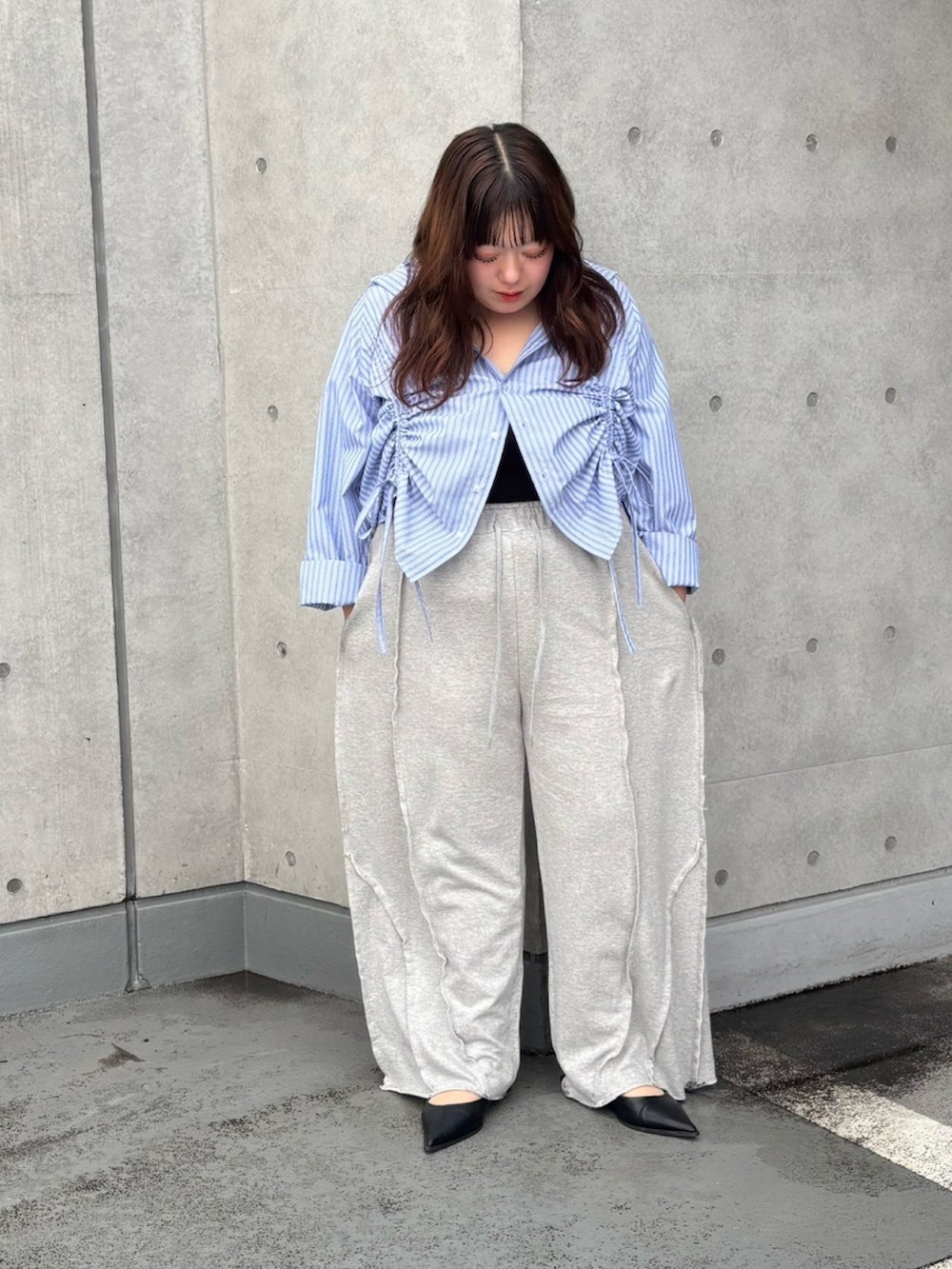 グレー系のスウェットパンツ、ブルー系のシャツ/ブラウスを着用したレディースの夏コーディネートの2枚目の写真