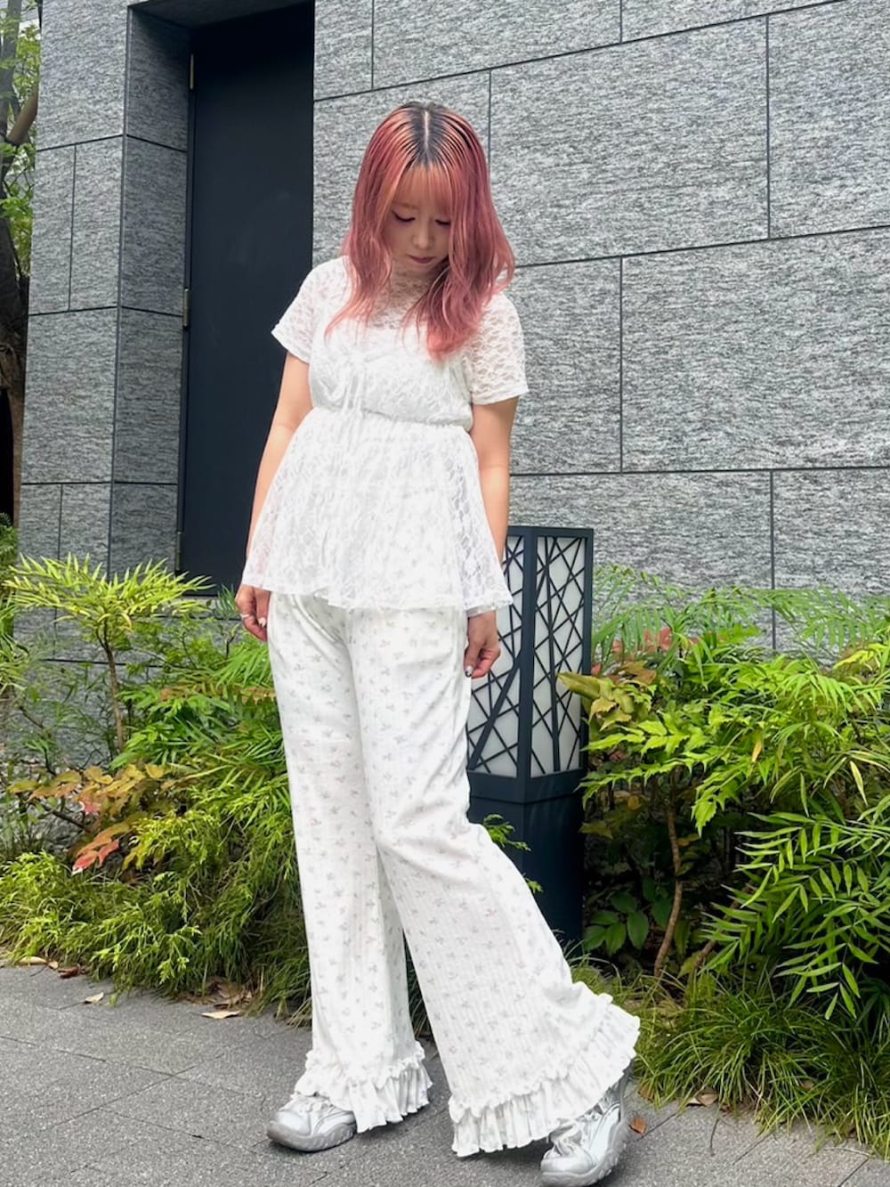ホワイト系のその他パンツ、ホワイト系のチュニック、ホワイト系のTシャツ/カットソーを着用したレディースの夏コーディネートの4枚目の写真