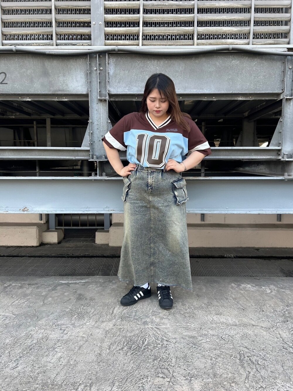 ブラウン系のTシャツ/カットソー、ブルー系のデニムスカートを着用したレディースの春コーディネートの2枚目の写真