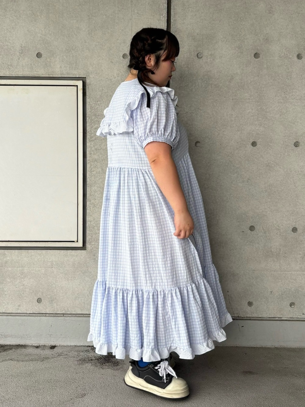 ブルー系のワンピースを着用したレディースの夏コーディネートの6枚目の写真