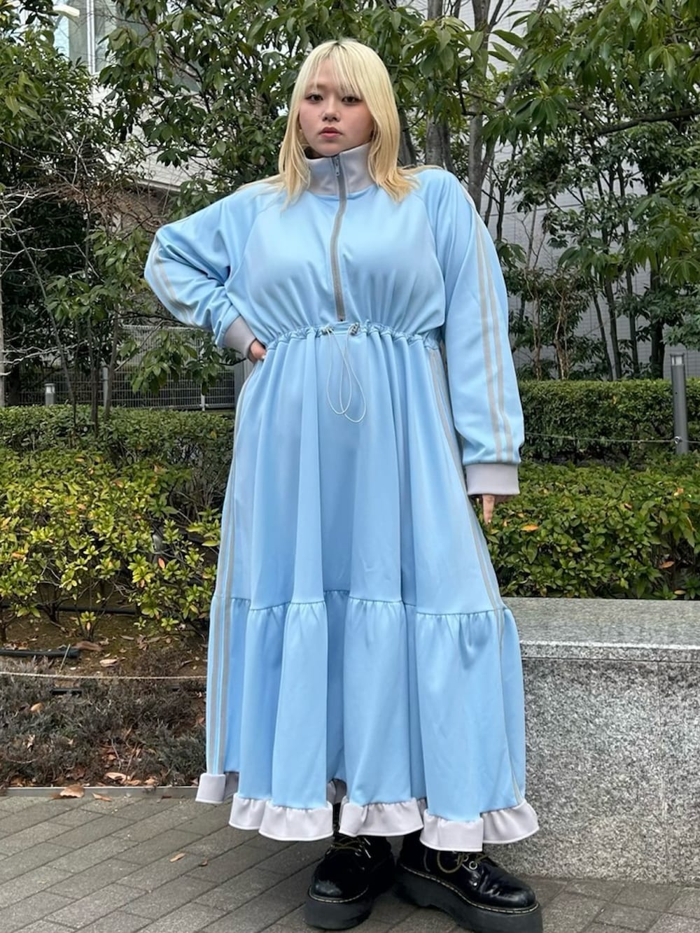 ブルー系のワンピースを着用したレディースの冬コーディネートの5枚目の写真