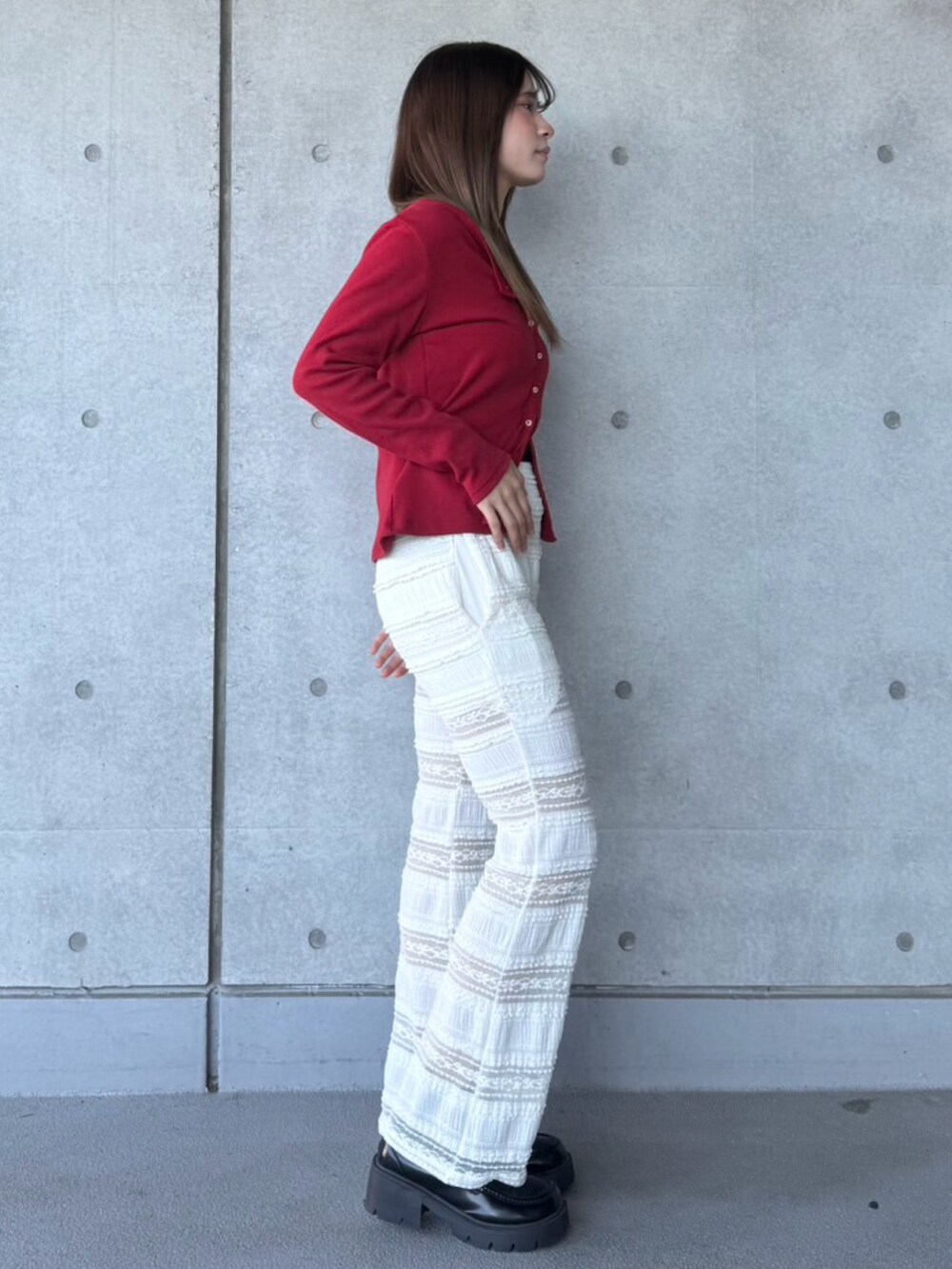 ホワイト系のその他パンツ、レッド系のカーディガン/ボレロを着用したレディースの春コーディネートの3枚目の写真