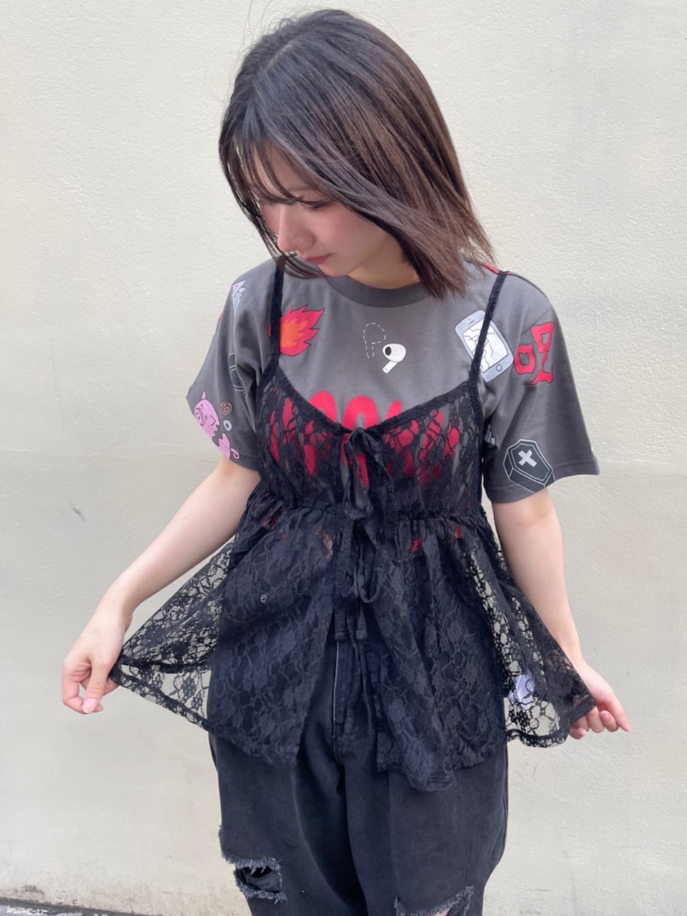 ブラック系のデニムパンツ、ブラック系のTシャツ/カットソー、ブラック系のワンピースを着用したレディースの夏コーディネートの3枚目の写真
