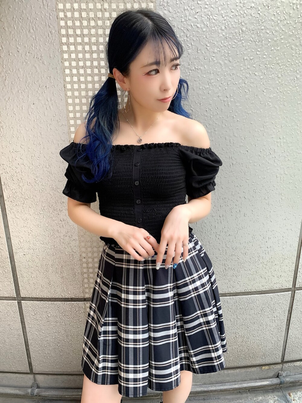 ブラック系のブーツ、ブラック系のスカート、ブラック系のシャツ/ブラウスを着用したレディースの夏コーディネートの3枚目の写真