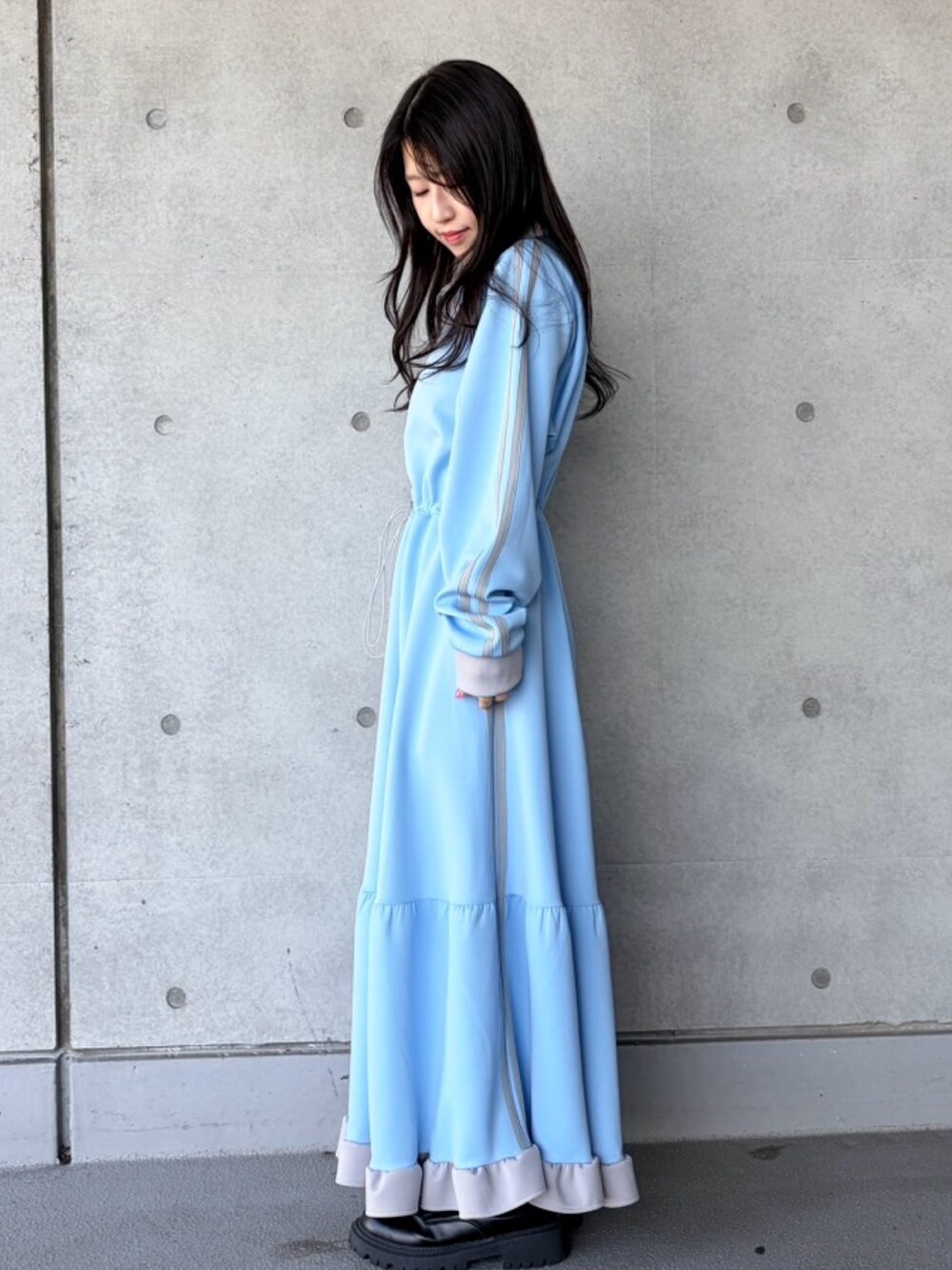 ブルー系のワンピースを着用したレディースの春コーディネートの3枚目の写真