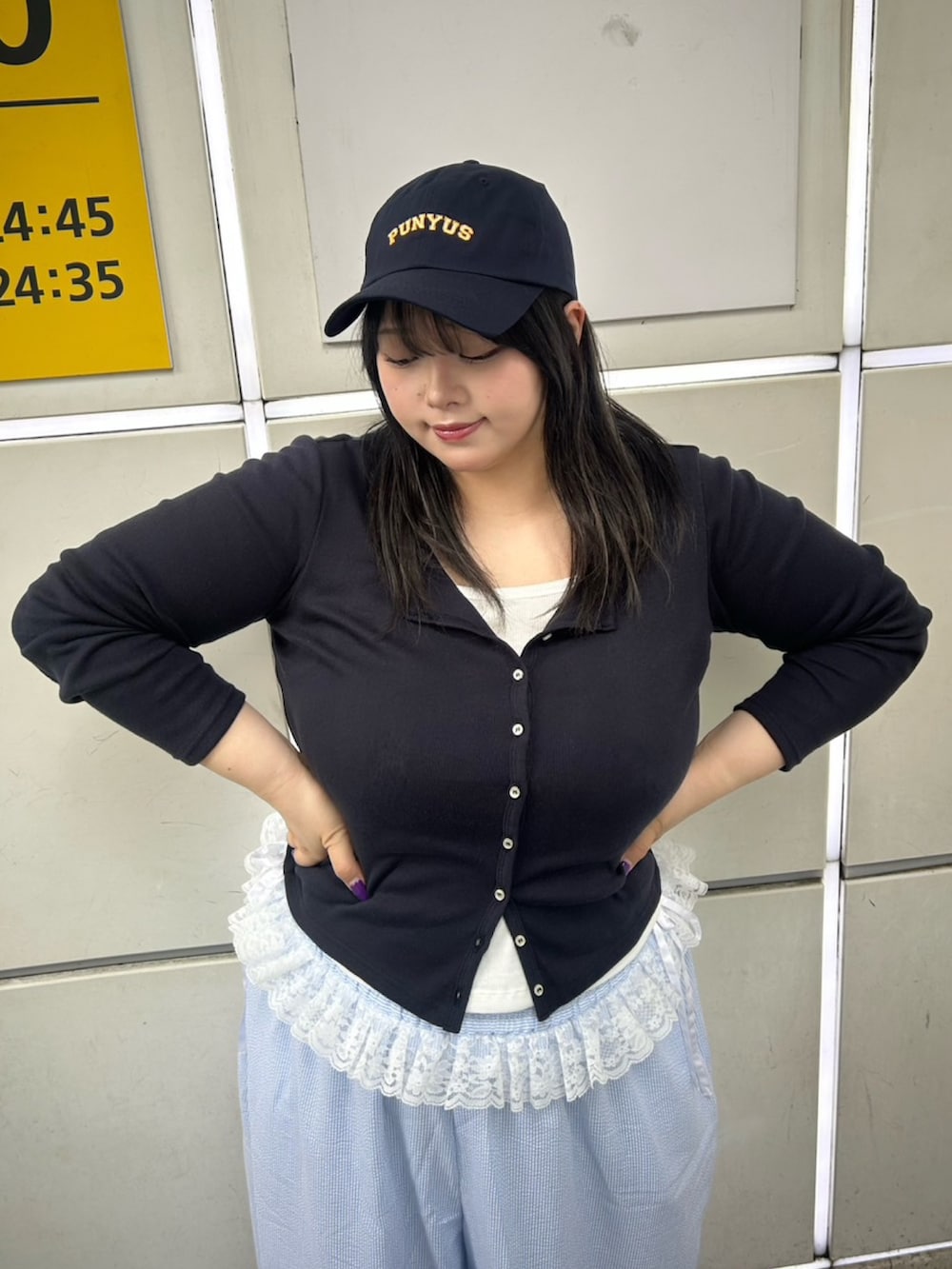 ブルー系のその他パンツ、ブルー系のカーディガン/ボレロ、ホワイト系のタンクトップを着用したレディースの夏コーディネートの4枚目の写真
