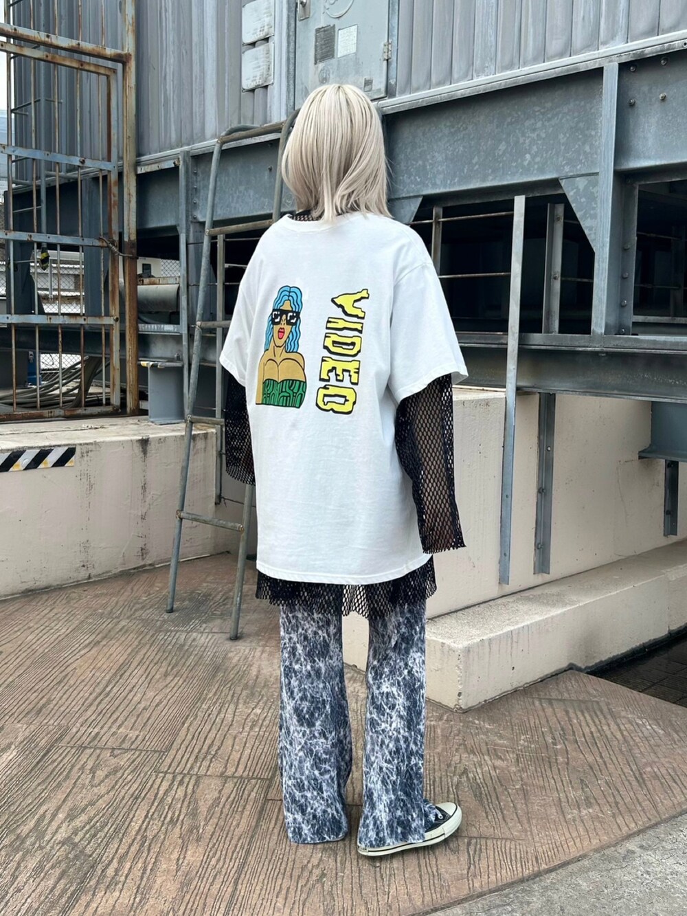 ブラック系のその他パンツ、ホワイト系のTシャツ/カットソー、ブラック系のTシャツ/カットソーを着用したレディースの春コーディネートの2枚目の写真